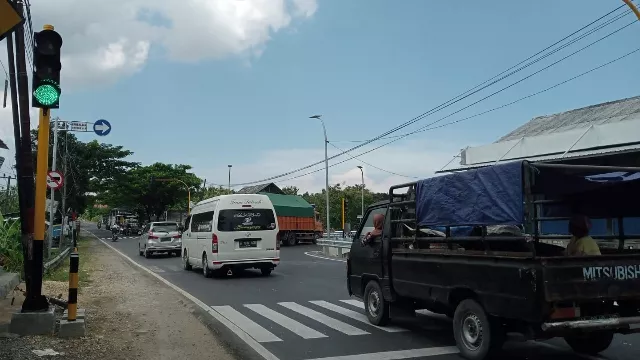 Pertigaan Lampu Merah Jalan Lingkar Selatan (Jls) Titik Kaseran.