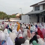 Suasana Pelaksanaan Sholat Idul Fitri Di Halaman Masjid Al Huda Burneh