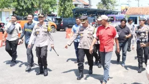 Pastikan Pemudik Aman, Kapolres Sampang Pimpin Tes Urine Sopir Angkutan Umum Di Terminal Trunojoyo