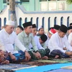 Suasana Salat Ied Di Depan Pendapa Trunojoyo