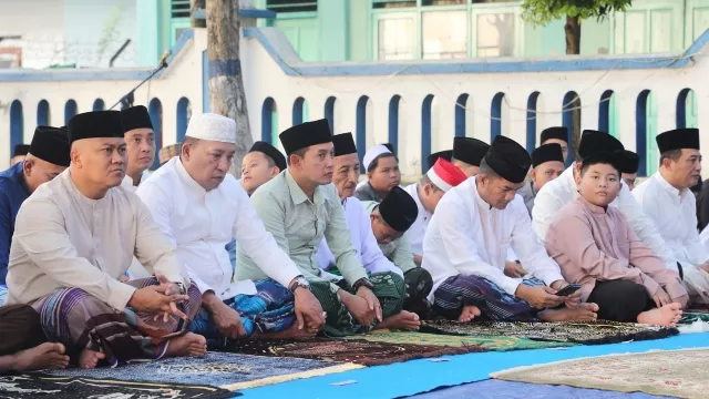 Suasana Salat Ied Di Depan Pendapa Trunojoyo