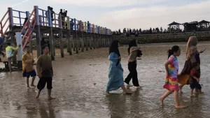 Libur Lebaran, Pantai Wisata Damar Wulan Sampang Diserbu Pengunjung