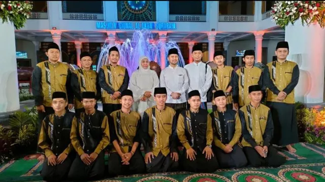 Personil Hadrah Nurul Hidayah Bersama Gubernur Dan Wakil Gubernur Di Masjid Al - Akbar Surabaya