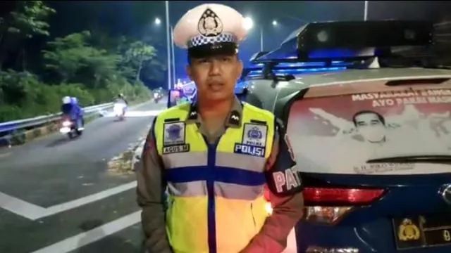 Petugas Kepolisian Saat Melakukan Pemantauan Di Jembatan Suramadu