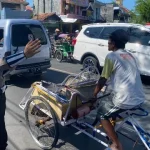 Polisi Saat Mengurai Arus Lalu Lintas Di Sampang.