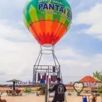 Salah Satu Pengunjung Saat Berada Di Pantai Biru.