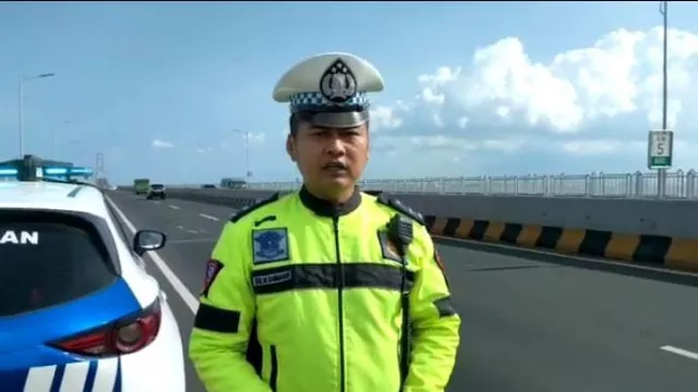 Petugas Kepolisian Saat Melakukan Pemantauan Di Akses Jembatan Suramadu