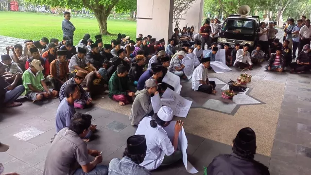 Massa Saat Melakukan Demonstrasi Di Depan Kantor Pemkab Bangkalan. (Foto : Istimewa)