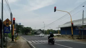 Tekan Angka Kecelakaan, Dishub Sampang Pasang Traffic Light Di Jls