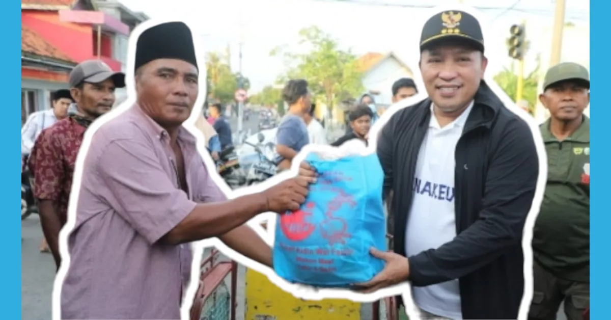 Bupati Sampang Saat Membagikan Paket Sembako Kepada Tukang Becak. (Prokopim Pemkab Sampang For Taberita)