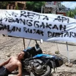 Aksi Unjuk Rasa Di Jalan Adhirasa, Desa Kolor, Kecamatan Kota Sumenep.