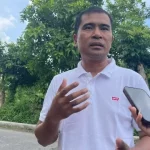 Anggota Dprd Jatim, Matur Husairi Saat Di Wawancara Awak Media.