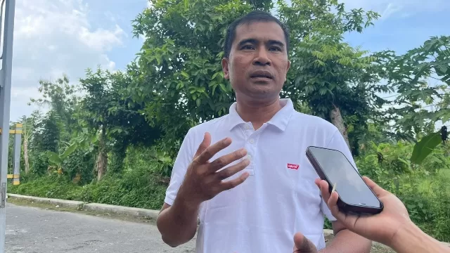 Anggota Dprd Jatim, Matur Husairi Saat Di Wawancara Awak Media.