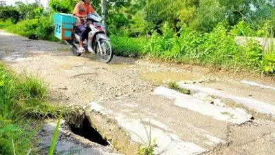 Berlubang Pengendara Melewati Jalan Kabupaten Di Desa Kasengan Kecamatan Manding Jalan Rusak Di Sumenep Jadi Sorotan, Warga Protes Hingga Tidur Di Tengah Jalan