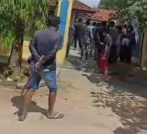 Bawa Sajam, Puluhan Pendukung Cakades Datangi Kantor Kecamatan Tanjung Bumi