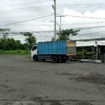 Truk Yang Sedang Parkir Di Rest Area Plakaran