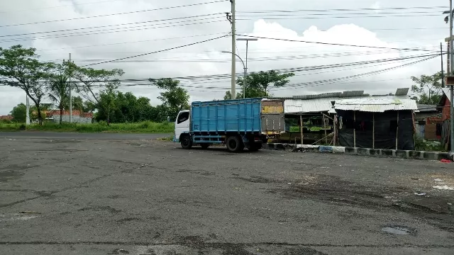 Truk Yang Sedang Parkir Di Rest Area Plakaran