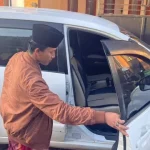 Kades Kelbung Syaifuddin Saat Menunjukkan Dugaan Bekas Tembakan Di Pintu Mobil Sebelah Kanan.