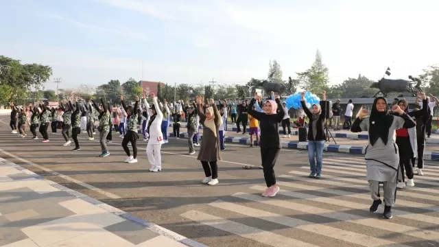 Masyarakat Saat Melakukan Senam Bersama Di Tengah Cfd.