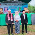 Nur Hasanah Diapit Dua Calon Kepala Desa Kebun Sebelum Naik Keatas Panggung.