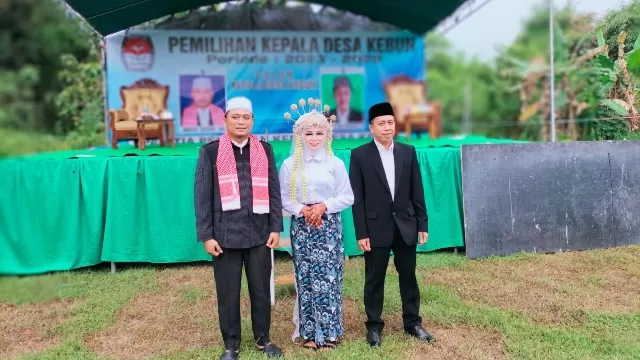 Nur Hasanah Diapit Dua Calon Kepala Desa Kebun Sebelum Naik Keatas Panggung.