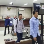 Sekda Bangkalan Saat Hendak Keluar Dari Ruang Persidangan. (Foto : Ist)