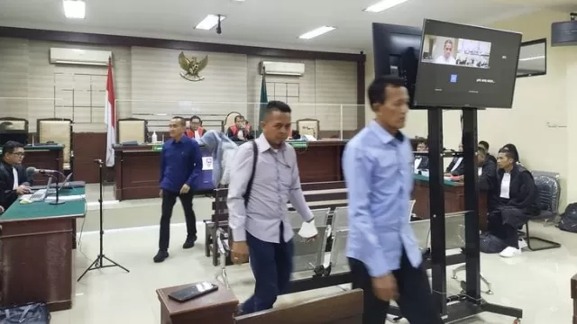 Sekda Bangkalan Saat Hendak Keluar Dari Ruang Persidangan. (Foto : Ist)