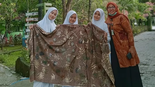 Model Kreasi Batik Ecoprint.