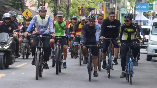 Forkopimda Sampang Saat Melakukan Gowes Bersama.