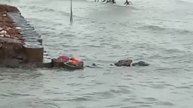 Sosok Mayat Terlihat Mengapung Di Pesisir Pantai Modung.