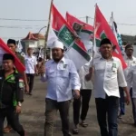 Ketua Dpc Pkb Bangkalan H. Syafiuddin Membawa Bendera Pkb Saat Mendaftar Ke Kantor Kpu Bangkalan.