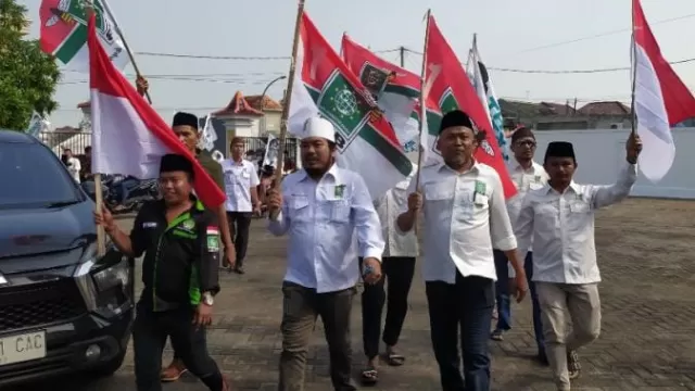 Ketua Dpc Pkb Bangkalan H. Syafiuddin Membawa Bendera Pkb Saat Mendaftar Ke Kantor Kpu Bangkalan.