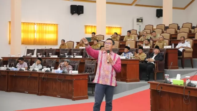 Penyampaian Materi Oleh Koordinator Dan Supervisi, Pencegahan Korupsi Wilayah Iii Kpk Ri Abdul Aziz. (Prokopim Pemkab Sampang For Taberita