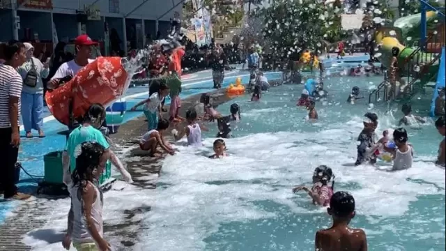 Busa Water Boom Sampang Water Park.