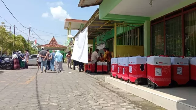 Tas Koper Para Calon Jamaah Haji Dari Bangkalan Tiba Di Kantor Kemenag Bangkalan.