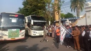 Plt. Bupati Bangkalan Lepas Ratusan Jamaah Haji Di Depan Masjid Agung