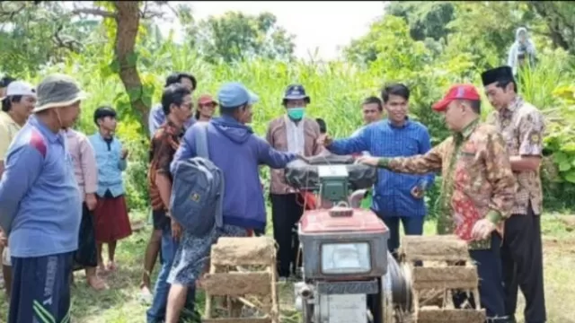 Saifudin Saat Melakukan Ujicoba Traktor Remote Control.