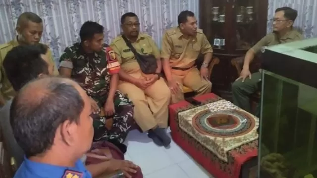 Petugas Gabungan Saat Mendatangi Rumah Pemilik Buaya.