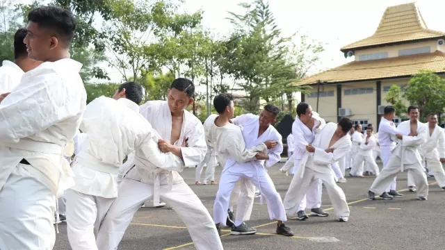 Pelaksanaan Latihan Beladiri Polri Polres Sampang.