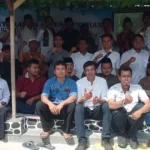 Pengurus Dan Anggota Himpunan Pembudidaya Lele Sampang (Hpls) Bersama Kepala Dinas Perikanan Ir. Wahyu Prihartono Dan Ketua Komisi Iv Dprd Kabupaten Sampang Nasafi.