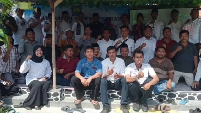 Pengurus Dan Anggota Himpunan Pembudidaya Lele Sampang (Hpls) Bersama Kepala Dinas Perikanan Ir. Wahyu Prihartono Dan Ketua Komisi Iv Dprd Kabupaten Sampang Nasafi.