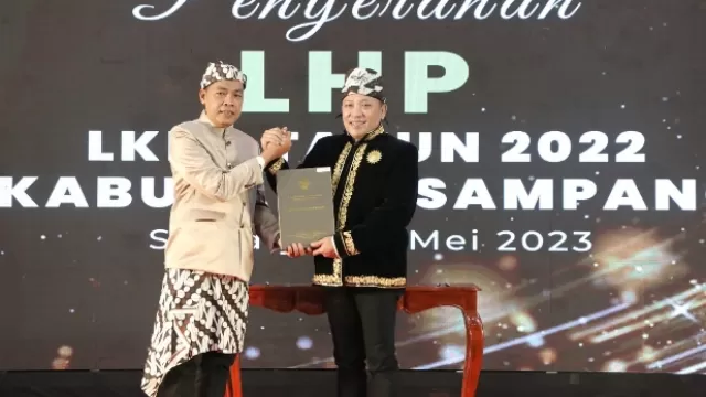 Bupati Sampang H. Slamet Junaidi Saat Menerima Lhp Opini Wtp Atas Lkpd Tahun 2022. (Prokopim Pemkab Sampang For Taberita)