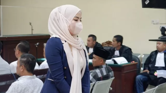 Ayu Khoirunita Selaku Istri Kedua Terdakwa Saat Dalam Persidangan Sebelum Diambil Sumpah.