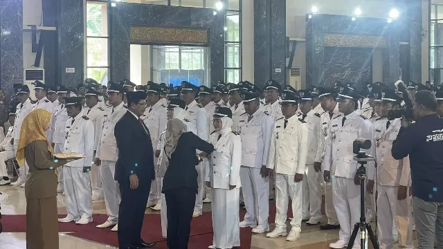 Suasana Pelantikan Kepala Desa Terpilih Di Gedung Rato Ebu Bangkalan.