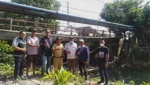 Keluhan Jatuhnya Kanal Besi di Sungai Blega Bangkalan Akhirnya Diangkat Pihak Telkom