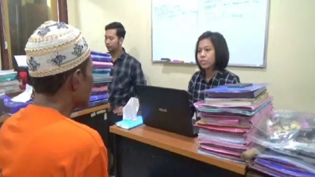 Pelaku Pencabulan Saat Diamankan Di Mapolres Bangkalan.