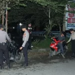 Jajaran Polres Bangkalan Saat Melakukan Razia Sajam Dan Senpi Di Jalan Raya Asmara Bangkalan.