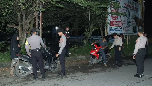 Jajaran Polres Bangkalan Saat Melakukan Razia Sajam Dan Senpi Di Jalan Raya Asmara Bangkalan.