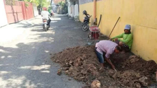 Perbaikan Saluran Air Di Jalan Suhadak.