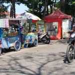 Pelaku Umkm Di Sebelah Barat Alun-Alun Trunojoyo.